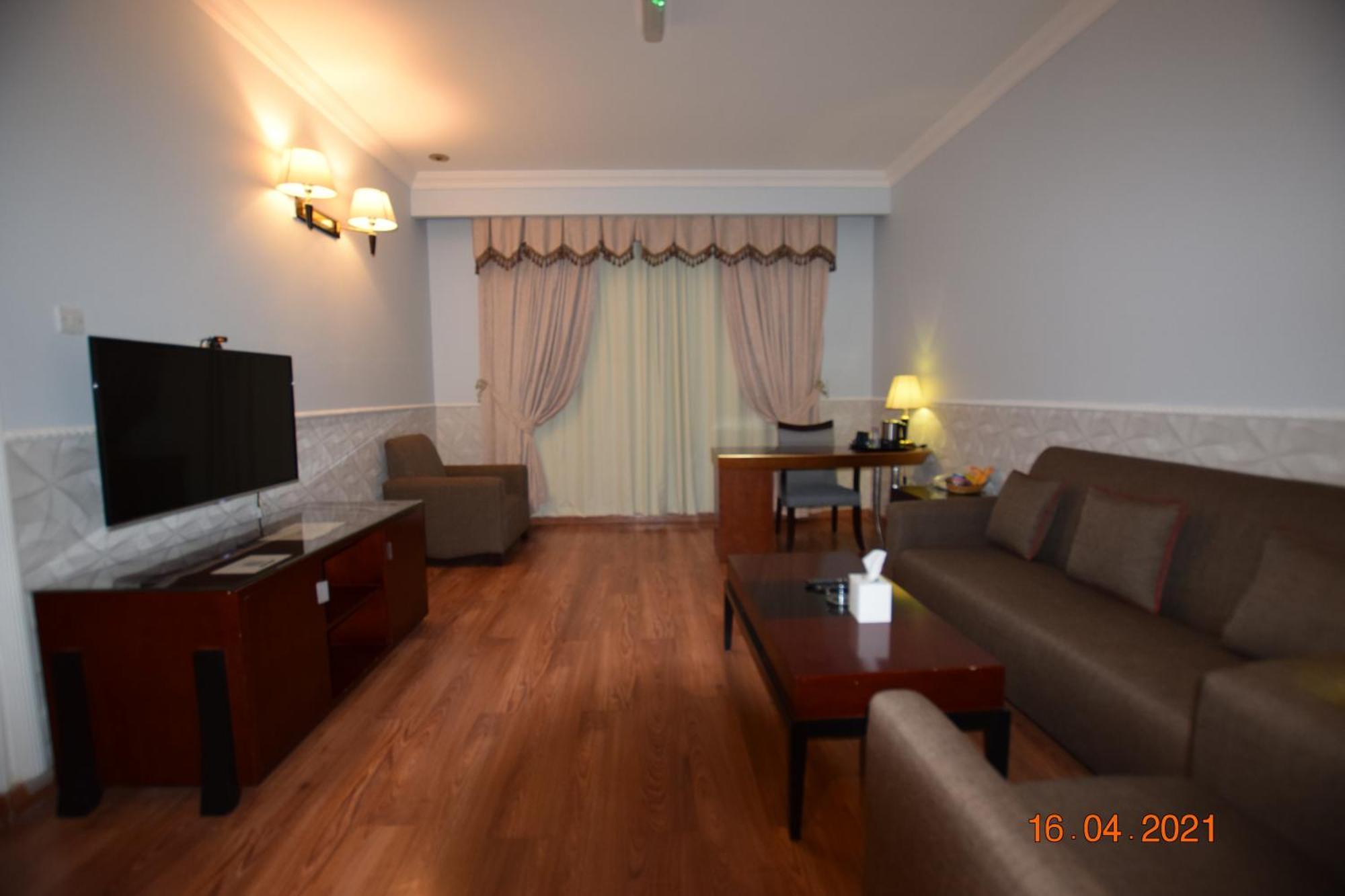 อัลมาฮาเรสซิเด้นซ์ Hotel ราสอัลไคมาห์ ภายนอก รูปภาพ