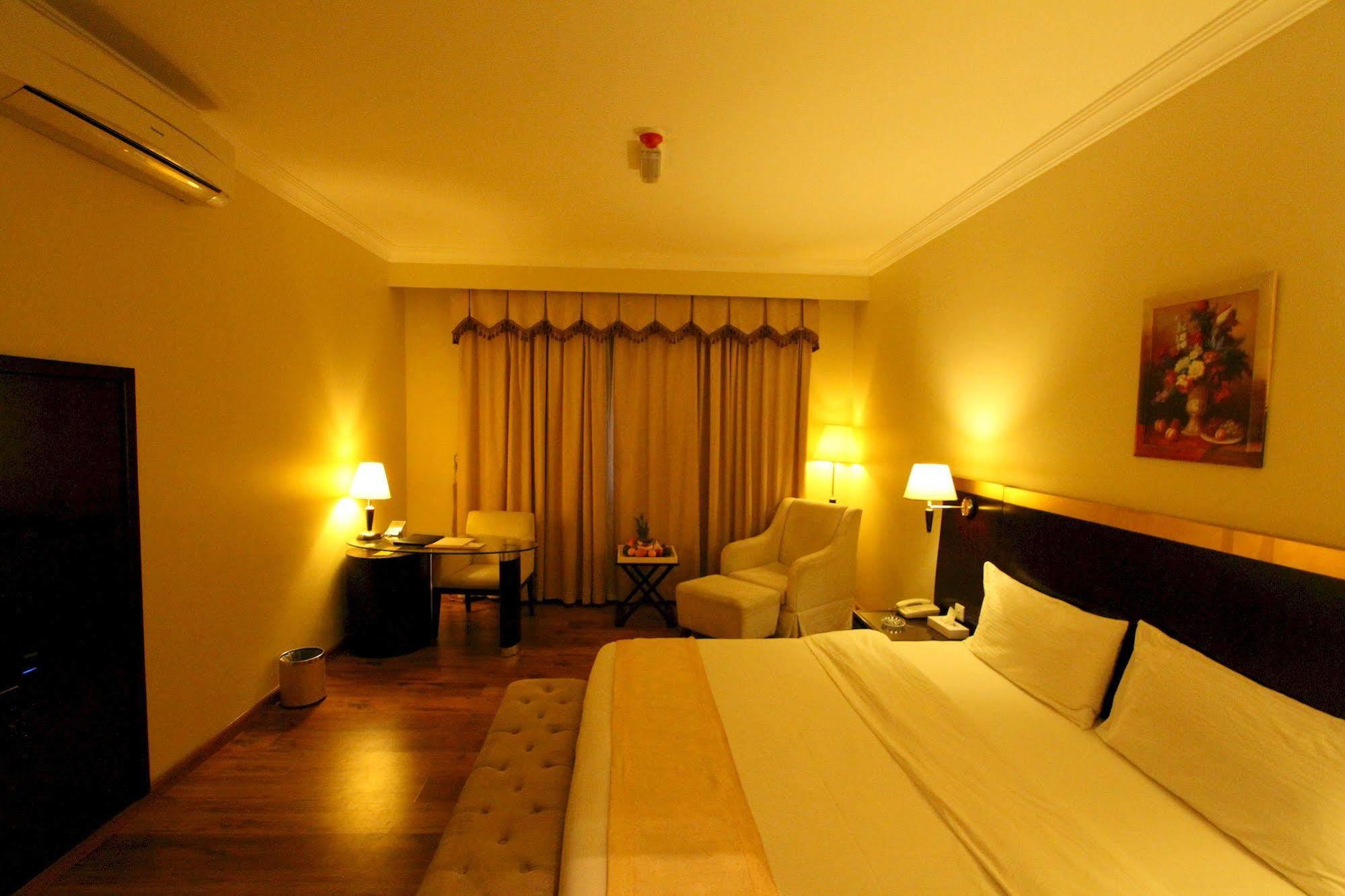 อัลมาฮาเรสซิเด้นซ์ Hotel ราสอัลไคมาห์ ภายนอก รูปภาพ