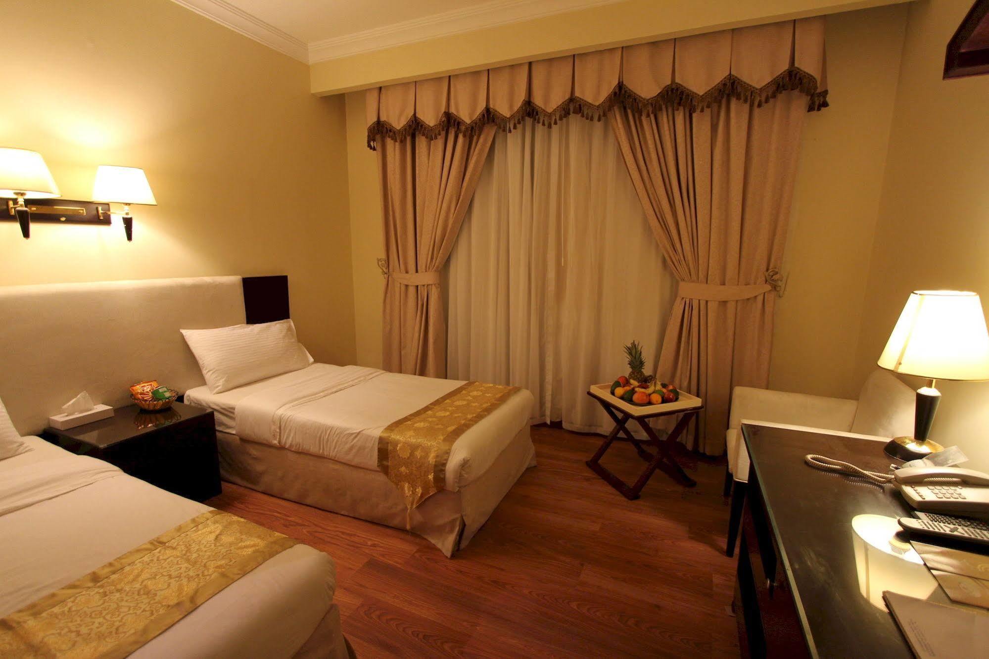 อัลมาฮาเรสซิเด้นซ์ Hotel ราสอัลไคมาห์ ภายนอก รูปภาพ